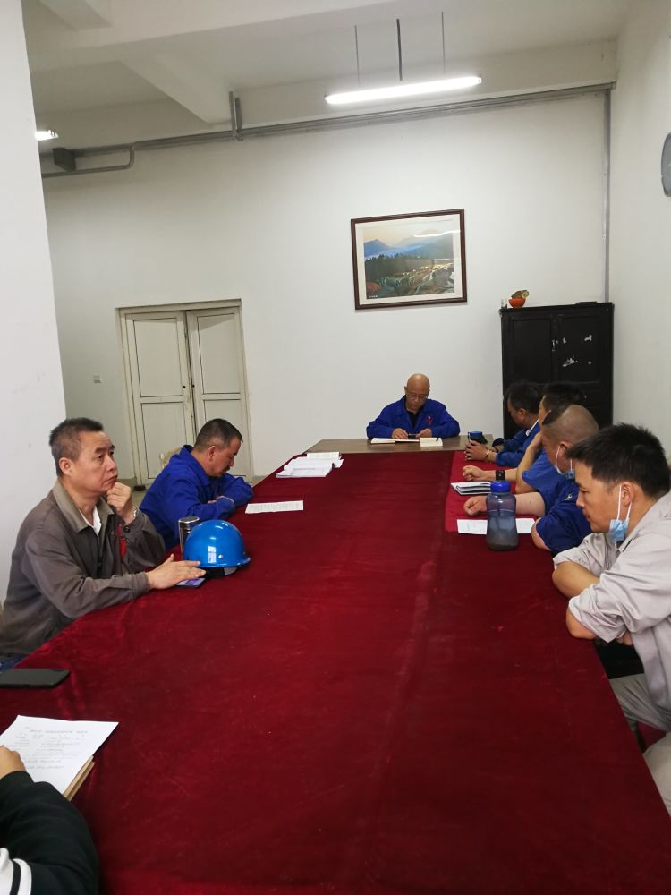 機(jī)加裝配黨支部召開(kāi)全體黨員大會(huì)，組織主題教育學(xué)習(xí)。