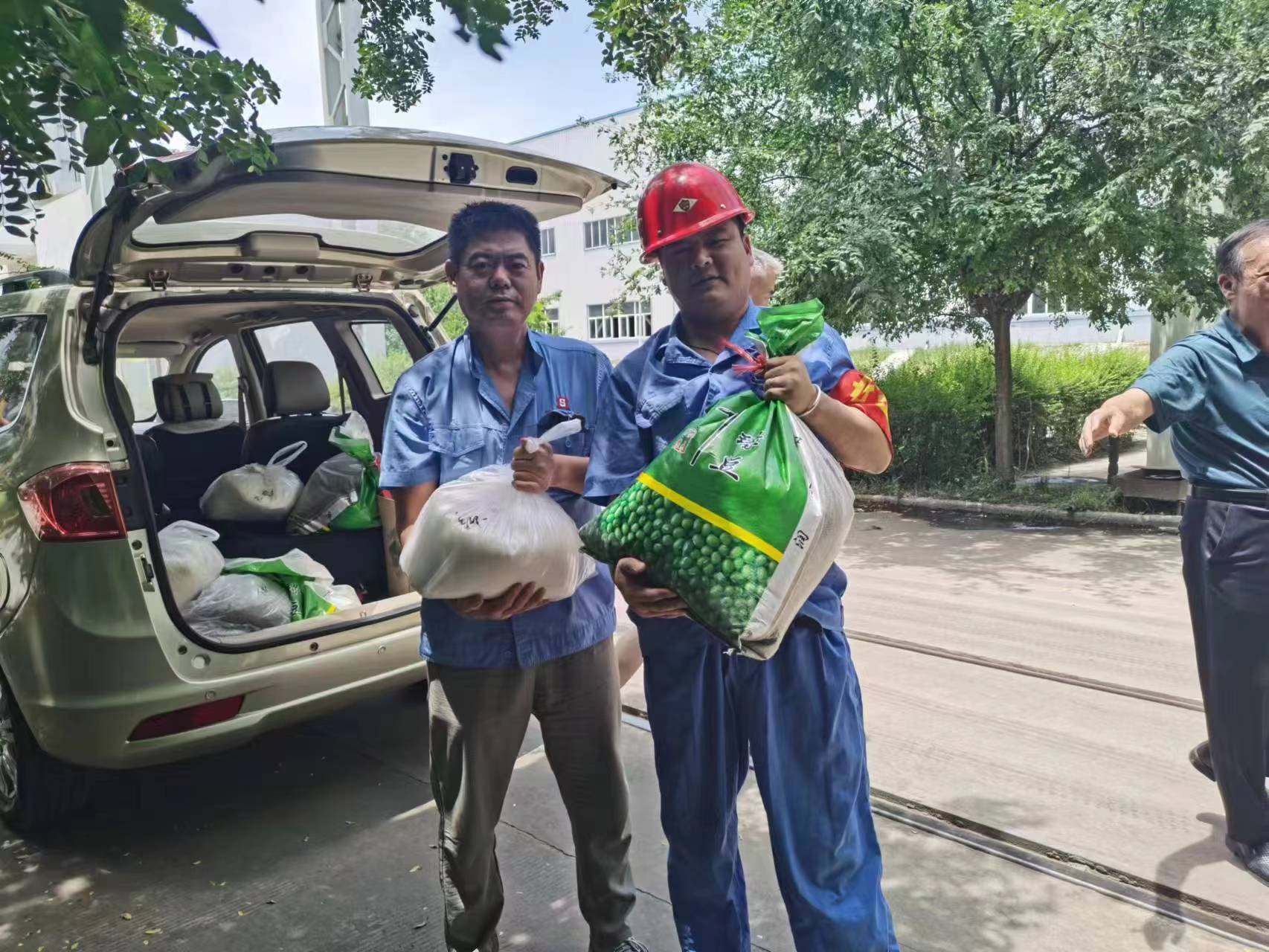 給一線(xiàn)生產(chǎn)車(chē)間和工地職工購(gòu)買(mǎi)了一批白糖、綠豆等防暑降溫品送到了車(chē)間工地