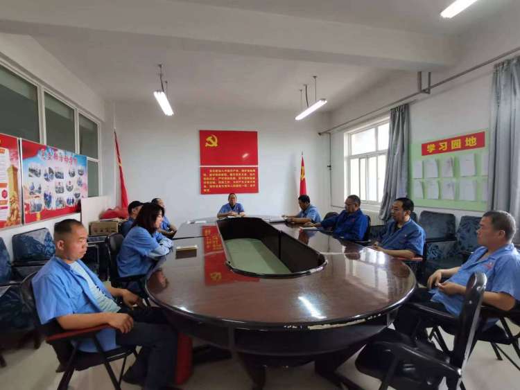 運(yùn)輸采供黨支部召開(kāi)黨員大會(huì)，組織主題教育集中學(xué)習(xí)。